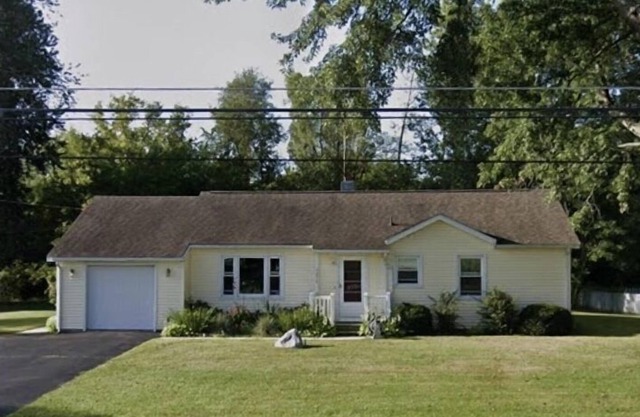 Home away from home, charming ranch within 10 minutes from MSU campus.