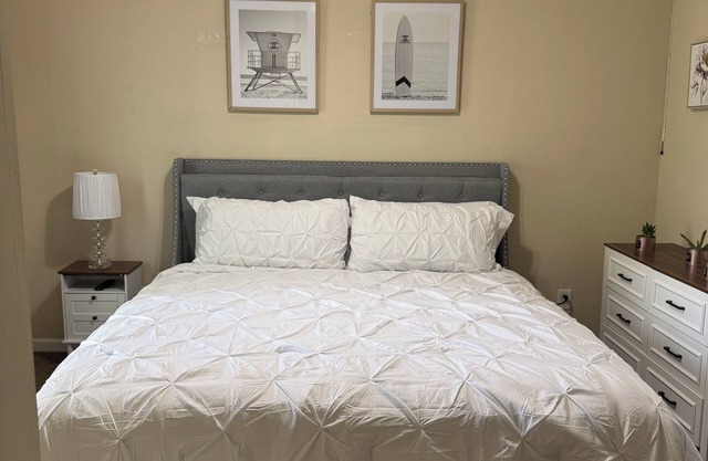 Home away from home! 3 bedroom house in pleasant Morrow! Mins from ATL Airport.