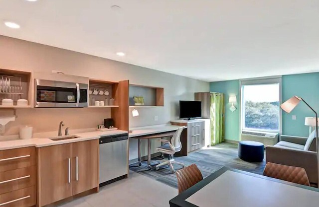 Home Away From Home: 3 Units w/ Kitchenette. Minutes to Busch Gardens!