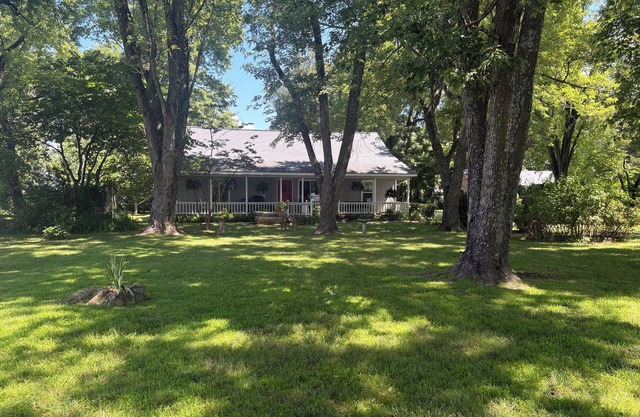 Home away from Home in the Twin Lakes Area! Relax on the Front Porch Swing!