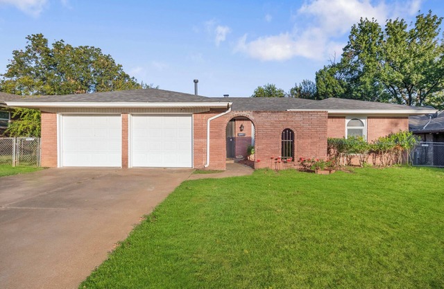 Home away from home in Shawnee, 3 bed, 2 bath and full of charm!