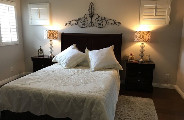 Home away from home , quiet, walking distance to shopping center, 15 min of d