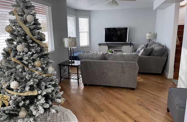 Home Away From Home/Has Everything you NEED/Spacious and Clean/ Friendly Host