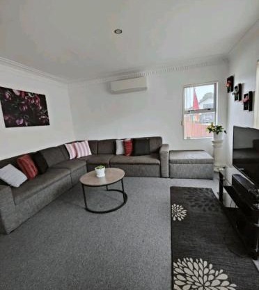Home Close to Amenities and Airport.