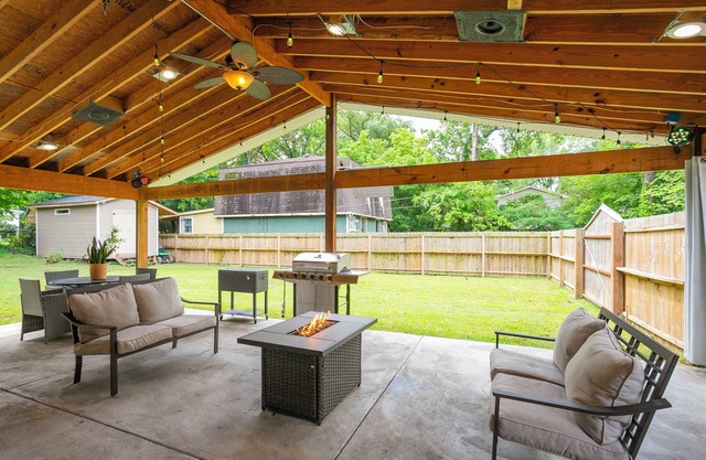 Home for 10 close to BNA & DOWNTOWN Nashville KING bed FENCED Patio BAR & Yard