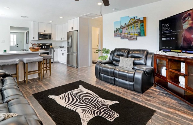 Home in a quiet safe neighborhood mins to Nola & Airport KING BED.