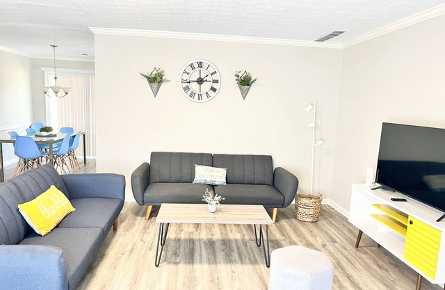 ☀️Home in Norcross ⚡️Nicknamed “House on a Hill” 🏡 Long Term Stay Welcome!