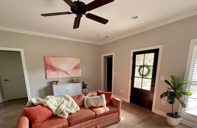 Home in Quiet Neighborhood Short Drive to Oxford Square/Campus!
