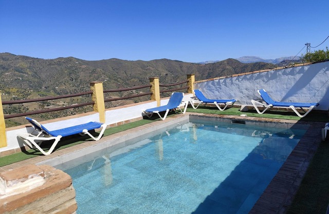 Casa en montañas tranquilas con piscina, terraza, balcón y Wi-Fi; aparcamiento disponible