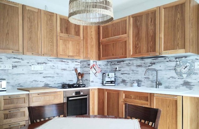 Home LTT - Near Airport, Spacious, Sunny Apartment