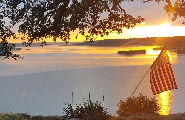 Home on Cliffs of Lake Belton