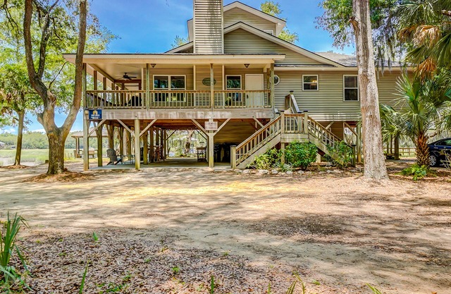 Home on fishing creek w/ private dock & boat ramp, WiFi & air conditioning