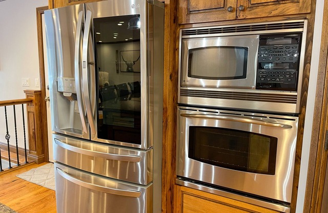 Home on Holmes; private & spacious w/ 2 game rooms