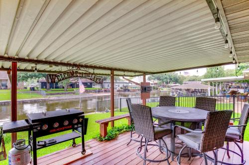 Home on Lake Granbury with Hot Tub 5 Mi to Dtwn!