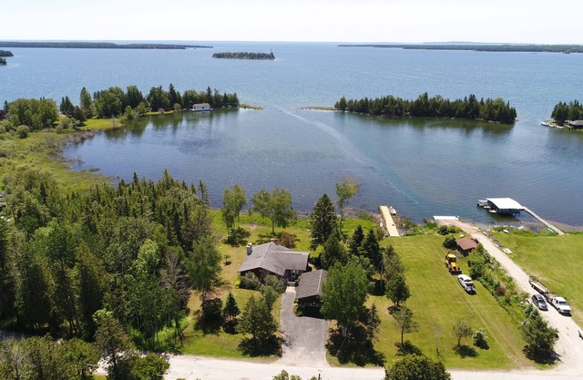 Casa recientemente remodelada en el lago Huron, a poca distancia del centro de Hessel