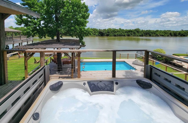 ¡NUEVO! San Jacinto River Home w / Deck, Juegos y Grill!