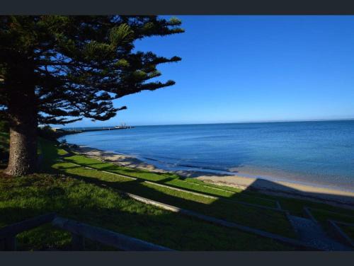 Home on the Bay on Esplanade and Buller St Kingscote-book 2 nights get the 3rd night free