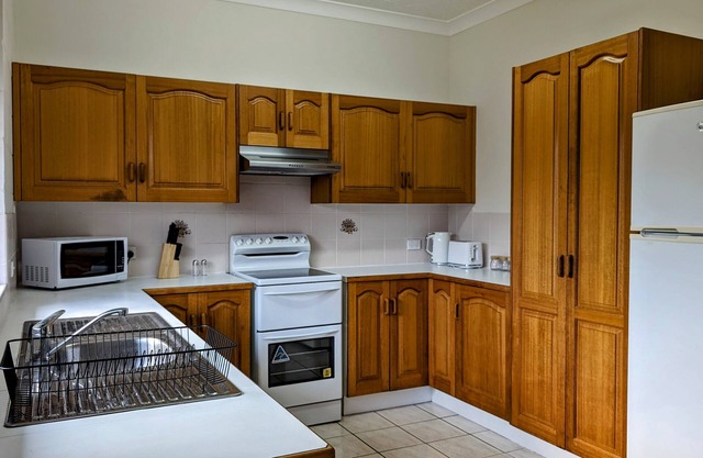Home Sweet Home - 3 bedroom, 1 bathroom. central location