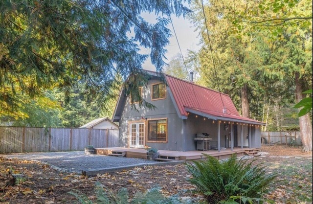 Home Sweet Mountains.... Cozy chalet with Hot Tub!