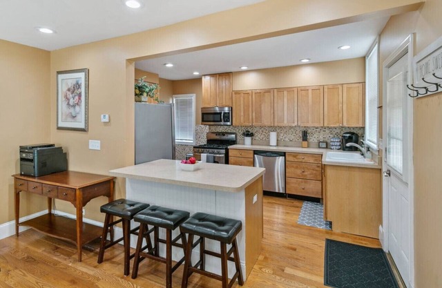 Home w/ porch in DT Libertyville Near Naval Base
