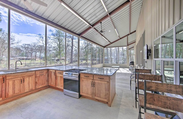 Home w/ Screened Porch - Near Toledo Bend Lake!