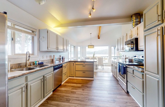 Home w/ sunrise views over Discovery Bay, near town & Olympic NP- dog-friendly