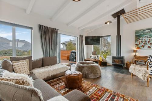 Home with Alpine Views Wanaka