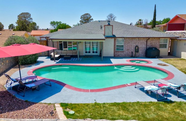 Home with Mountain View/Pool/Tub
