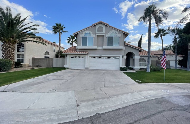Home with Pool in Val Vista Lakes, Also a Hot Tub , Near Phx Airport