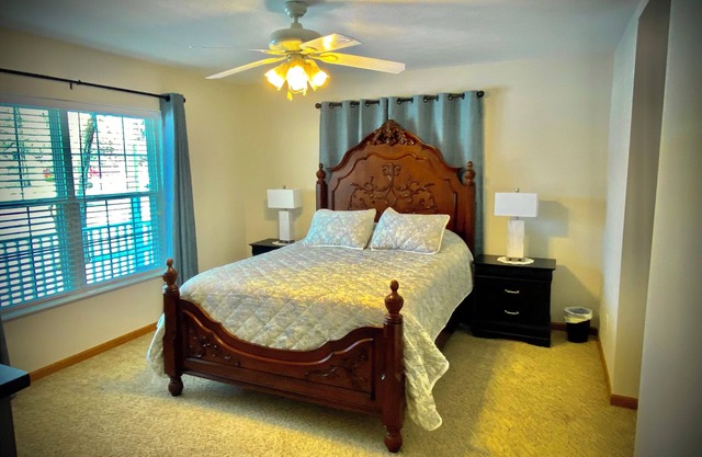 Homeaway Haven 3 room, 2 bathroom house in charming Warsaw with WiFi, AC.