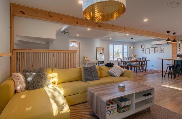 HomeAwayFromHome ~ Beautiful 4 Bedroom Home 7 mins from Downtown