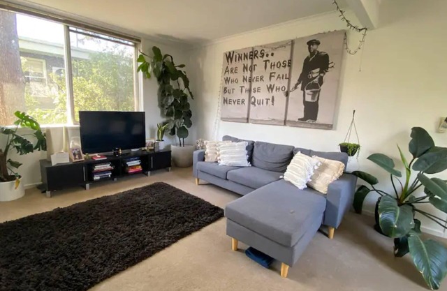 Homely 1-bedroom unit in Hawthorn with Parking!