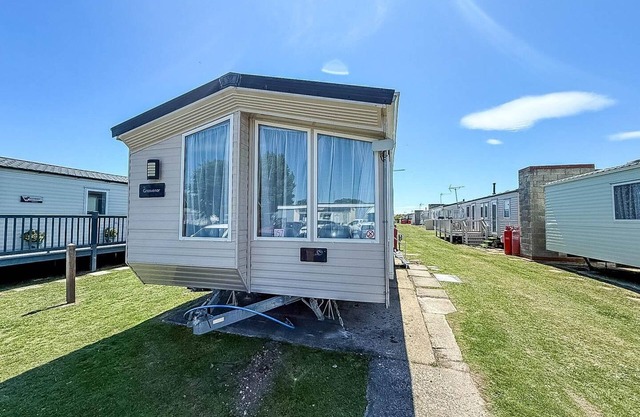 Homely 8 berth caravan near to the beach in Walton-on-the-Naze ref 17157P