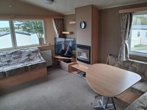 Homely, Dog Friendly Caravan At Sand Le Mere In Yorkshire Ref 71005O