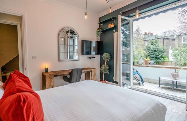 Tranquil Two Bedroom Garden Apartment with Terrace