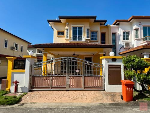 Homely, Seremban 2, Spacious, Cozy, Quiet, WiFi, Guarded
