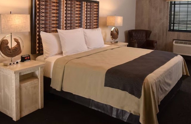 Homely Urban Lodge w/ Indoor/Outdoor Pool Bliss! Rustic Spacious Rooms