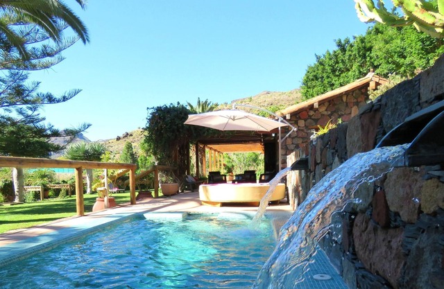 Homerez - Villa a 15 km de la playa para 4 pers. con jacuzzi, jardín y terraza