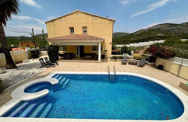 Homerez - Villa espaciosa con piscina en Vall d'Umbri