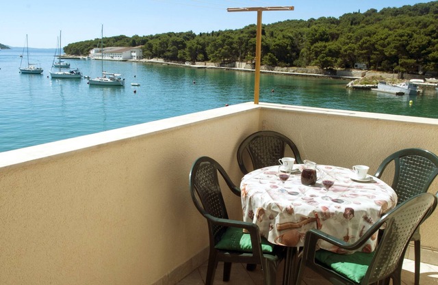 Homerez - ¡A 1 m de la playa! Apartamento para 4 pers. con terraza en Prvić Luka