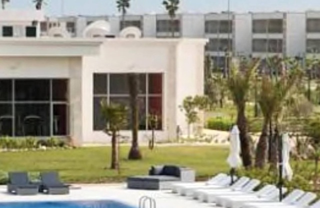 Homerez - ¡A 10 m de la playa! Apartamento para 5 pers. con piscina compartida
