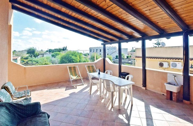 Homerez - ¡A 150 m de la playa! Apartamento para 8 pers. con terraza en Triscina