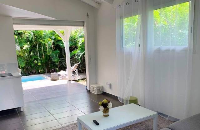 Homerez - ¡A 200 m de la playa! Apartamento para 2 pers. con piscina en Le Moule