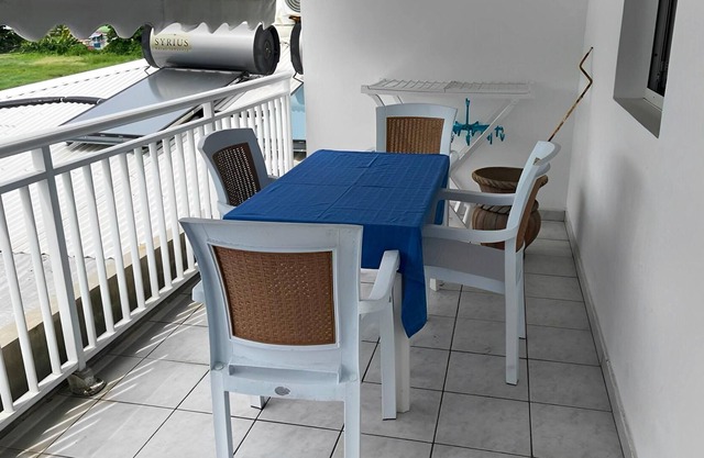Homerez - ¡A 300 m de la playa! Apartamento para 4 pers. con jardín en Le Moule