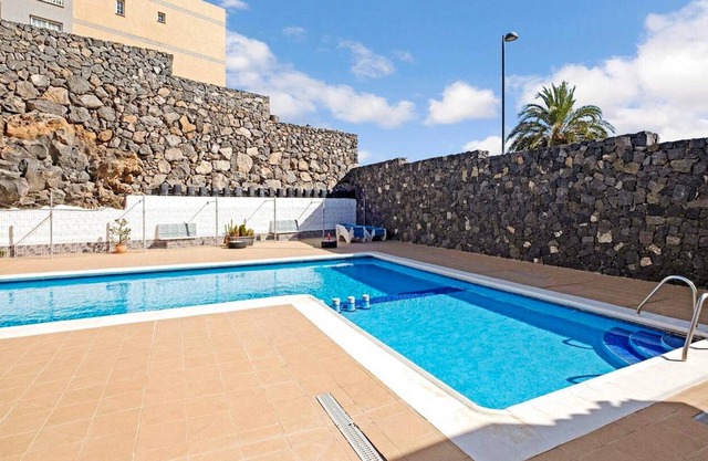 Homerez - Apartamento a 1 km de la playa para 4 pers. con piscina compartida