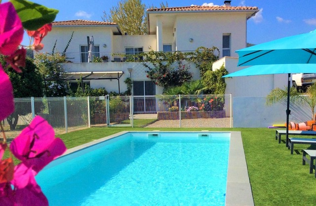 Homerez - Apartamento a 3 km de la playa para 5 pers. con piscina y jardín