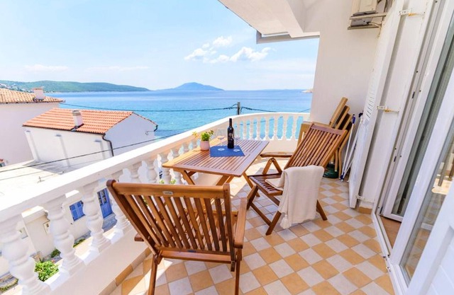 Homerez - Apartamento para 5 pers. con vistas al mar y balcón en Martinšćica