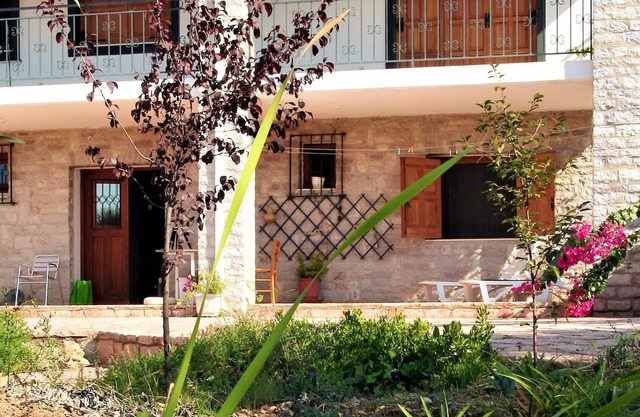 Homerez - Apartamento a 2 km de la playa para 4 pers. con jardín en Pirgos
