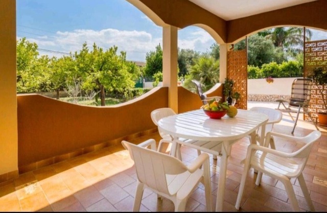 Homerez - ¡A 150 m de la playa! Apartamento para 4 pers. con jardín en Avola