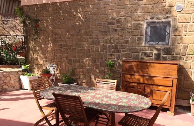 Homerez - Apartamento a 4 km de la playa para 4 pers. con terraza en Talamone